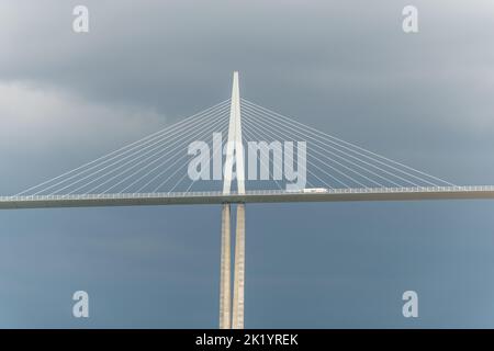 Viadukt Millau, Seilbrücke über das Tarntal. Die höchste Straßenbrücke der Welt. Autobahn A75. Aveyron, Frankreich. Stockfoto