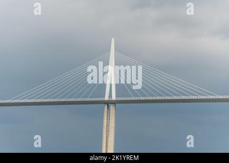 Viadukt Millau, Seilbrücke über das Tarntal. Die höchste Straßenbrücke der Welt. Autobahn A75. Aveyron, Frankreich. Stockfoto