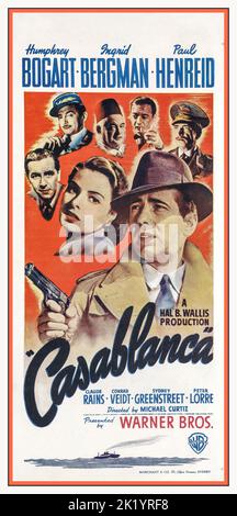 Casablanca 40's Vintage Film Poster Casablanca ein amerikanischer romantischer Dramafilm aus dem Jahr 1942 unter der Regie von Michael Curtiz. Die Filmstars Humphrey Bogart, Ingrid Bergman und Paul Henreid; es gibt auch Claude Rains, Conrad Veidt, Sydney Greenstreet, Peter Lorre und Dooley Wilson. Während des zweiten Weltkriegs konzentriert es sich auf einen amerikanischen Expatriaten, der sich zwischen seiner Liebe zu einer Frau entscheiden muss und ihr und ihrem Mann, einem tschechischen Widerstandsführer, bei der Flucht aus der von Vichy kontrollierten Stadt Casablanca hilft, um seinen Kampf gegen die Nazi-Truppen fortzusetzen Stockfoto