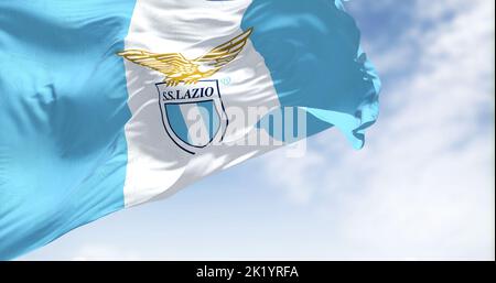 Rom, Italien, 2022. Juli: Nahaufnahme der Flagge der SS Lazio beim Winken. SS Lazio ist ein professioneller Fußballverein mit Sitz in Rom. Texturierter Hintergrund aus Stoff. S Stockfoto
