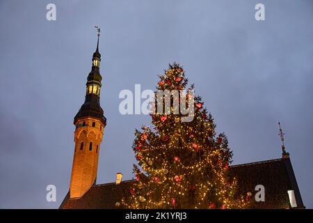 Tallinn, Estland - 4. Januar 2020: Rathausplatz während der Weihnachtszeit und ein farbenfroher Weihnachtsbaum Stockfoto