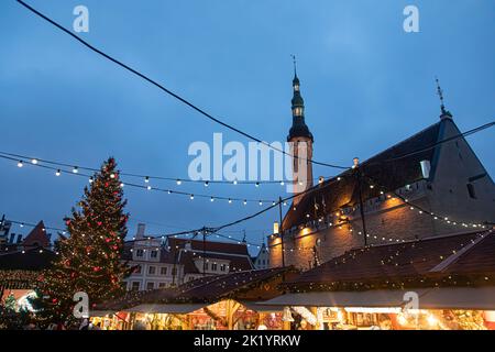 Tallinn, Estland - 4. Januar 2020: Rathausplatz während der Weihnachtszeit Stockfoto