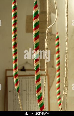 Glockengeläute Seile in einer Kirche Stockfoto