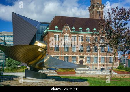 Malmö, Schweden - 20 Sep, 2022: Alt trifft auf neues modernes Gebäude mit einer Skulptur davor Stockfoto