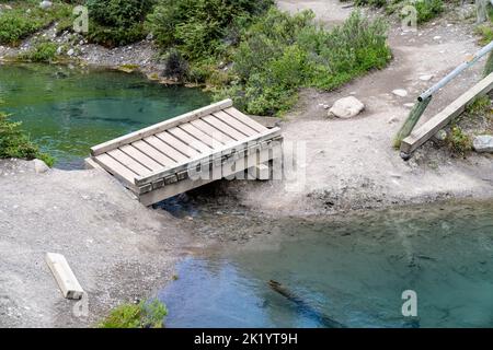 Kleine Promenade Fußgängerbrücke entlang der Ink Pots Trail im Banff National Park Stockfoto