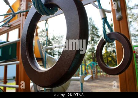 Gymnastikringe aus der Nähe auf einem Kinderspielplatz im Freien. Gesundes Lifestyle-Konzept Stockfoto