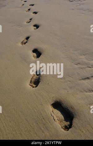 Fußspuren im Sand am Strand Stockfoto