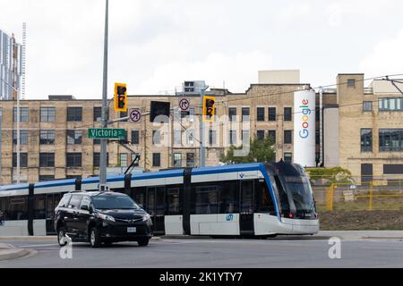 Eine Waterloo Region, Grand River Transit Alstom, früher Bombardier Straßenbahn, ist in Downtown Kitchener zu sehen, vorbei an einem Google Büro im Hintergrund. Stockfoto