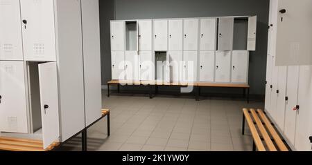 Schränke im Umkleideraum des Fitnessraums Stockfoto