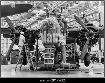 WW2 Bomber Aircraft Production USA erfahrene Fließbandarbeiter beider Geschlechter, Männer und Frauen, tragen zur Kriegsarbeit von A-20-Bombern in der Douglas-Flugzeugfabrik in Long Beach, Kalifornien, bei Amerika USA Datum ca. Oktober 1942 Stockfoto