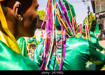Goiânia, Goias, Brasilien – 11. September 2022: Nachtschwärmer in grüner Kleidung, tanzen und spielen Perkussionsinstrumente während der Congadas. Stockfoto