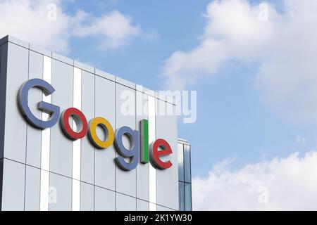 Tagsüber ist ein Google-Bürogebäude in der Innenstadt von Kitchener zu sehen. Stockfoto