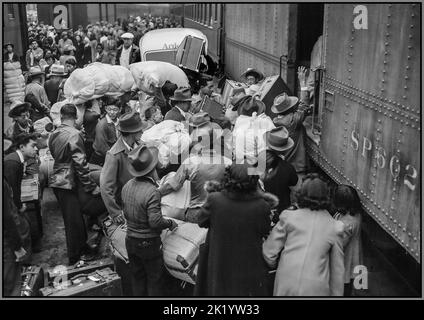 WW2 japanische Ausländer in Amerika, USA, wurden WW2 in Los Angeles, Kalifornien umgesiedelt. Evakuierte japanischer Abstammung steigen in einen Zug nach Manzanar, Kalifornien, 250 Meilen entfernt, wo sie dann in einem war Relocation Authority Centre untergebracht werden. Der zweite Weltkrieg ist zwischen 1942 und 1945 Stockfoto