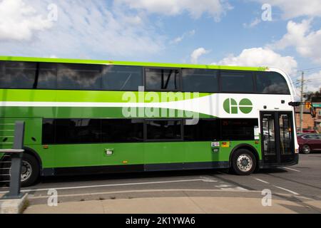 Ein GO-Bus im Besitz der Regierung von Ontario und eines Hauptanbieters von Transitdiensten in ganz Ontario ist in einer Innenstadt in Bewegung. Stockfoto