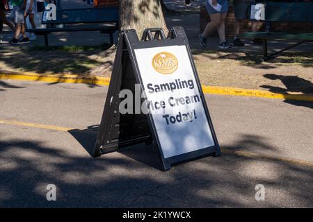 St. Paul, Minnesota - 3. September 2022: KEMPS Milch Zeichen auf der Minnesota State Fair, bietet kostenlose Eis Proben Stockfoto