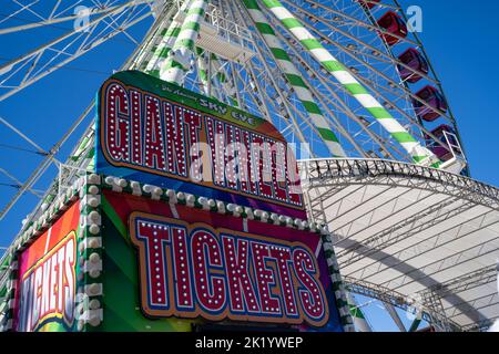 St. Paul, Minnesota - 3. September 2022: Das erstaunliche Sky Eye Riesenrad auf der Minnesota State Fair Stockfoto