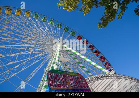 St. Paul, Minnesota - 3. September 2022: Das erstaunliche Sky Eye Riesenrad auf der Minnesota State Fair Stockfoto