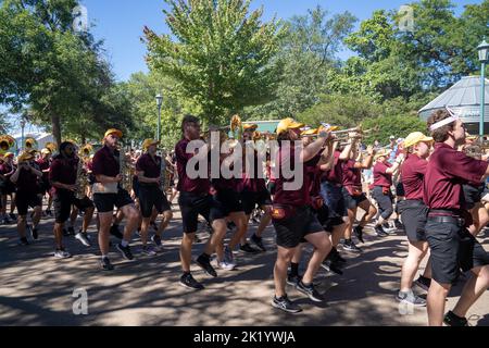 St. Paul, Minnesota - 3. September 2022: Studenten der Marschkapelle der Universität von Minnesota treten bei der Parade der Minnesota State Fair auf Stockfoto