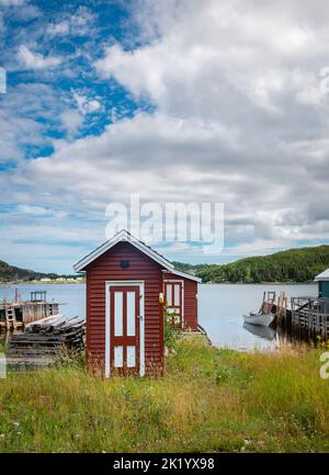 Rote Fischschuppen in der ländlichen Gemeinde Neufundland am Meer. Stockfoto