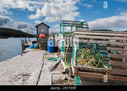 Hummertöpfe stapelten sich auf dem Dock in der Fischergemeinde Neufundland.