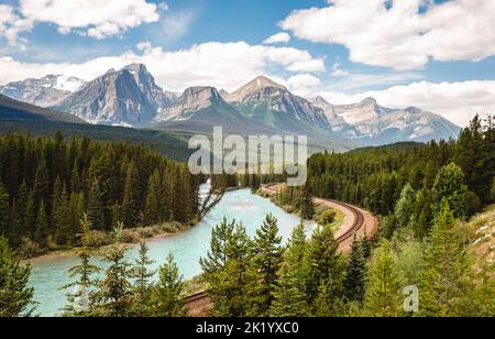 Morants Curve-Eisenbahn durch die Rocky Mountains in Banff, Kanada. Stockfoto