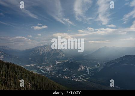 Blick auf die Stadt Banff vom Gipfel des Sulphur Mountain, Kanada. Stockfoto