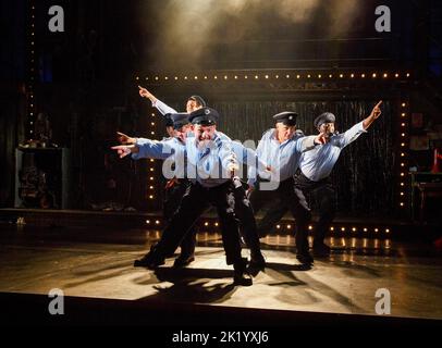 Von hinten links, l-r: Craig Gazey (Lumper), Kenny Doughty (Gaz), Roger Morlidge (Dave), (vorne in der Mitte) Kieran O'Brien (Guy), Simon Rouse (Gerald), Sidney Cole (Horse) in THE FULL MONTY von Simon Beaufoy im Noel Coward Theatre, London WC2 25/02/2014 Choreograph Sheffield Theatres Produktionsdesign: Robert Jones: Beleuchtung: Tim Lutkin Steven Hoggett Regie: Daniel Evans Stockfoto