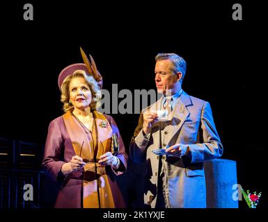 Renee Fleming (Margaret Johnson), Alex Jennings (Signor Naccarelli) im LICHT AUF DER PIAZZA in der Royal Festival Hall, London SE1 18/06/2019 Buch: Craig Lucas Musik & Texte: Adam Guettel Bühnenbild: Robert Jones Kostüme: Brigitte Reiffenstuel Regie: Daniel Evans Stockfoto