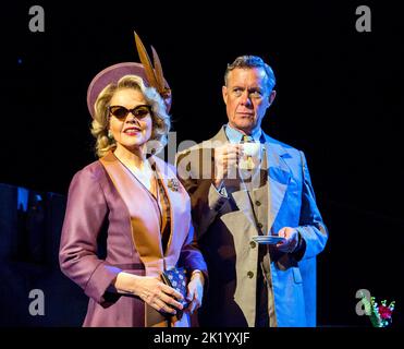 Renee Fleming (Margaret Johnson), Alex Jennings (Signor Naccarelli) im LICHT AUF DER PIAZZA in der Royal Festival Hall, London SE1 18/06/2019 Buch: Craig Lucas Musik & Texte: Adam Guettel Bühnenbild: Robert Jones Kostüme: Brigitte Reiffenstuel Regie: Daniel Evans Stockfoto