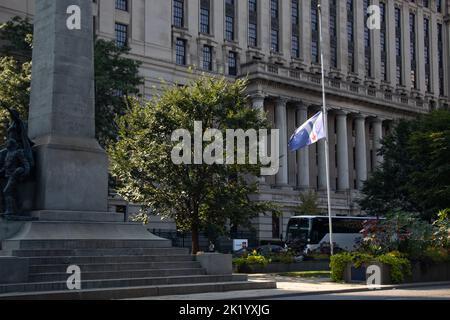 Die Flagge von Toronto mit Halbmast oder Halbmast im Zentrum von Toronto am South African war Memorial; gesehen nach dem Tod von HM Queen Elizabeth II. Stockfoto