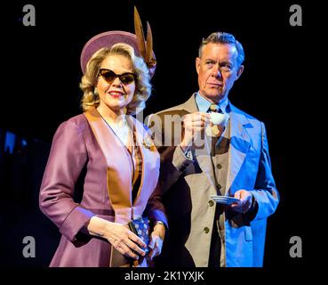 Renee Fleming (Margaret Johnson), Alex Jennings (Signor Naccarelli) im LICHT AUF DER PIAZZA in der Royal Festival Hall, London SE1 18/06/2019 Buch: Craig Lucas Musik & Texte: Adam Guettel Bühnenbild: Robert Jones Kostüme: Brigitte Reiffenstuel Regie: Daniel Evans Stockfoto