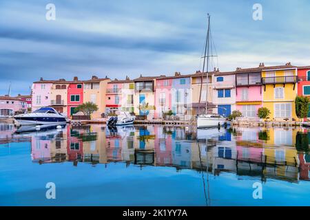 Malerischer Blick auf das Dorf Port Grimaud in Südfrankreich in herbstlichen Pastelltönen vor dramatischem Himmel Stockfoto