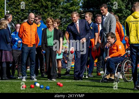 Amsterdam, Niederlande. 21. September 2022. König Willem-Alexander von den Niederlanden, im Sportkomplex De Toekomst und in der Johan Cruijff Arena in Amsterdam, am 21. September 2022, um den Cruyff Legacy Summit zu eröffnen, sind die sozialen Ideen von Johan Cruijffs im Mittelpunkt dieses Treffens, das zu Ehren des 25.-jährigen Bestehens der Johan Cruyff Foundation stattfindet Quelle: Albert vd Werf/Niederlande OUT/Point de Vue OUT/dpa/Alamy Live News Stockfoto