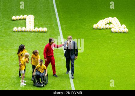 Amsterdam, Niederlande. 21. September 2022. König Willem-Alexander von den Niederlanden, im Sportkomplex De Toekomst und in der Johan Cruijff Arena in Amsterdam, am 21. September 2022, um den Cruyff Legacy Summit zu eröffnen, sind die sozialen Ideen von Johan Cruijffs im Mittelpunkt dieses Treffens, das zu Ehren des 25.-jährigen Bestehens der Johan Cruyff Foundation stattfindet Quelle: Albert vd Werf/Niederlande OUT/Point de Vue OUT/dpa/Alamy Live News Stockfoto