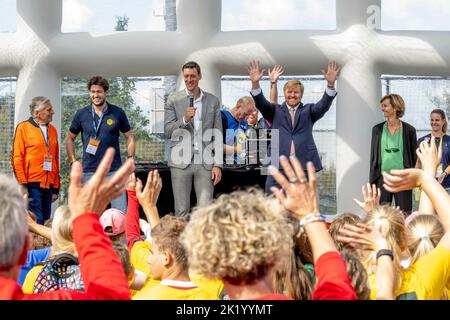 Amsterdam, Niederlande. 21. September 2022. König Willem-Alexander von den Niederlanden, im Sportkomplex De Toekomst und in der Johan Cruijff Arena in Amsterdam, am 21. September 2022, um den Cruyff Legacy Summit zu eröffnen, sind die sozialen Ideen von Johan Cruijffs im Mittelpunkt dieses Treffens, das zu Ehren des 25.-jährigen Bestehens der Johan Cruyff Foundation stattfindet Quelle: Albert vd Werf/Niederlande OUT/Point de Vue OUT/dpa/Alamy Live News Stockfoto