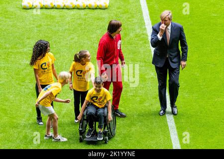 Amsterdam, Niederlande. 21. September 2022. König Willem-Alexander von den Niederlanden, im Sportkomplex De Toekomst und in der Johan Cruijff Arena in Amsterdam, am 21. September 2022, um den Cruyff Legacy Summit zu eröffnen, sind die sozialen Ideen von Johan Cruijffs im Mittelpunkt dieses Treffens, das zu Ehren des 25.-jährigen Bestehens der Johan Cruyff Foundation stattfindet Quelle: Albert vd Werf/Niederlande OUT/Point de Vue OUT/dpa/Alamy Live News Stockfoto