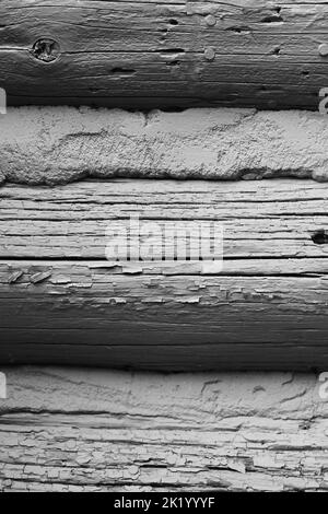 Vollbildabsicht der Holzwand einer Vintage-Blockhütte in schwarz-weißem Schwarzweiß-Schwarz-Weiß-Schwarz-Weiß-Schwarz-Weiß-Schwarz. Stockfoto