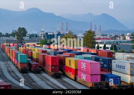 Transportcontainer in Eisenbahnfrachtwerft, in der Nähe von Port of Vancouver, British Columbia, Kanada Stockfoto