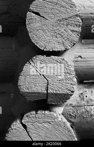 Eckdetail eines Vintage Holzblockkabinenrahmens in schwarz-weißem Schwarz-Weiß-Schwarz. Stockfoto