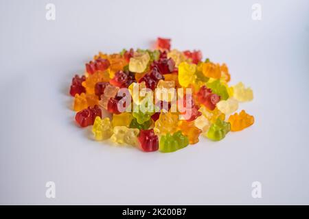 Ein Haufen von bunten Gummibären auf weißem Hintergrund Vorderansicht Stockfoto