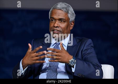 National Harbor, Vereinigte Staaten von Amerika. 20. September 2022. Thomas Kurian, CEO von Google Cloud, spricht bei einer Podiumsdiskussion auf der Air, Space and Cyber Conference 2022 am 20. September 2022 in National Harbor, Maryland, USA über die digitale Transformation: Die Entsperrung der Cloud. Kredit: Eric Dietrich/U.S. Space Force Foto/Alamy Live News Stockfoto