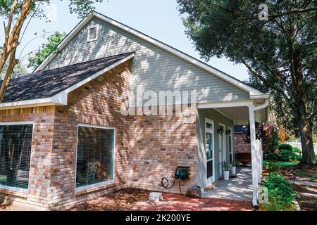 Ein Seitenblick auf ein renoviertes Akadier-Nebenhaus, ein Backsteinfrühstücksbereich Stockfoto