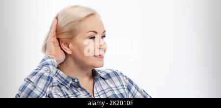 Nosy Frau Hand an Ohr Geste versuchen sorgfältig aufmerksam heimlich hören auf saftige Klatsch Gespräch Nachrichten isoliert weißen Hintergrund. Menschliches Gesicht Stockfoto