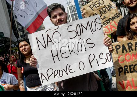 Sao Paulo, Brasilien. 21. September 2022. SP - Sao Paulo - 09/21/2022 - SAO PAULO, BERUFLICHER KRANKENPFLEGE-PROTEST - Pflegefachkräfte protestieren heute Mittwoch Morgen (21) auf der Avenida Paulista gegen die Aussetzung der Gehaltsabrechnung durch den Obersten Bundesgerichtshof (STF). Foto: Suamy Beydoun/AGIF/Sipa USA Quelle: SIPA USA/Alamy Live News Stockfoto