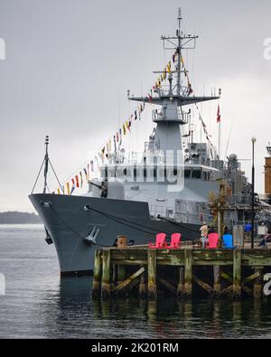 Halifax, Nova Scotia, Kanada. 21.. September 2022. Die LÉ James Joyce (P62), ein Offshore-Patrouillenschiff der Samuel Beckett-Klasse (OPV) des irischen Marineservice bei einem Besuch im Hafen von Halifax. Das Schiff wird vier Tage lang für die Öffentlichkeit zugänglich sein, bevor es über den Atlantik zurück zur irischen Basis geht. Kredit: Meanderingemu/Alamy Live Nachrichten Stockfoto