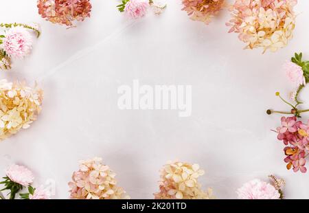 Herbst kreative Komposition Rosen, Hortensien Blumen auf grauem Hintergrund. Herbst, Herbsthintergrund. Flach liegend, Draufsicht, Kopierbereich Stockfoto