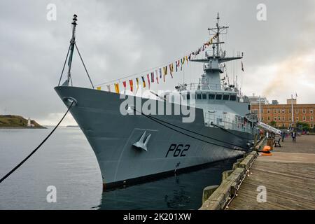 Halifax, Nova Scotia, Kanada. 21.. September 2022. Die LÉ James Joyce (P62), ein Offshore-Patrouillenschiff der Samuel Beckett-Klasse (OPV) des irischen Marineservice bei einem Besuch im Hafen von Halifax. Das Schiff wird vier Tage lang für die Öffentlichkeit zugänglich sein, bevor es über den Atlantik zurück zur irischen Basis geht. Kredit: Meanderingemu/Alamy Live Nachrichten Stockfoto