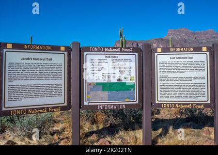 Eine Beschreibungstafel für die Trails im Apache Trail, Arizona Stockfoto