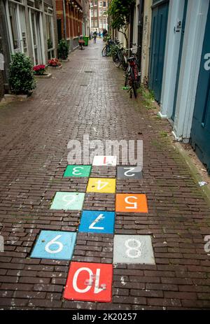 Nummern in einer Kopfsteinpflasterstraße in Amsterdam Stockfoto