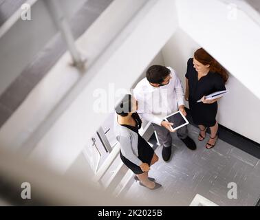 Schnelles Brainstorming auf dem Weg zum Meeting. Ein Kollege trifft sich im Treppenhaus. Stockfoto